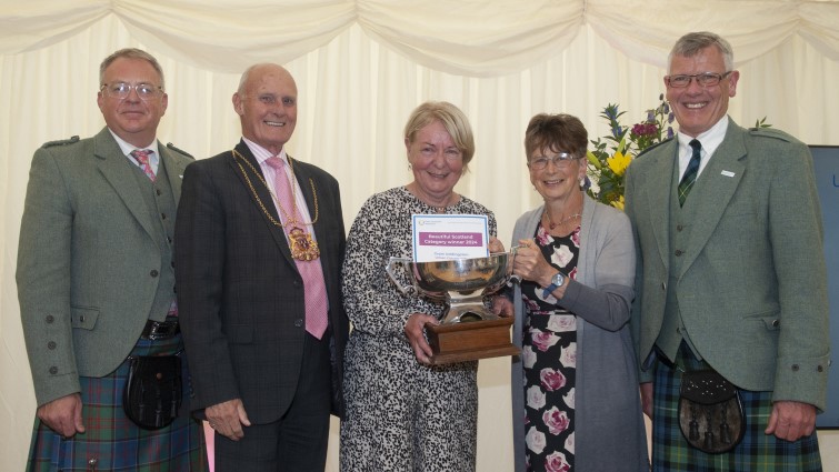 Barry Fisher, Chief Executive of Keep Scotland Beautiful, The Lord Provost of Aberdeen Dr David Cameron, Anona Fraser and Alison Cameron of Grow Uddingston and Tom Brock, Chair of Keep Scotland Beautiful