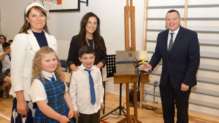 This image shows Council Leader Joe Fagan with two teachers and two pupils at the official opening of Jackton PS